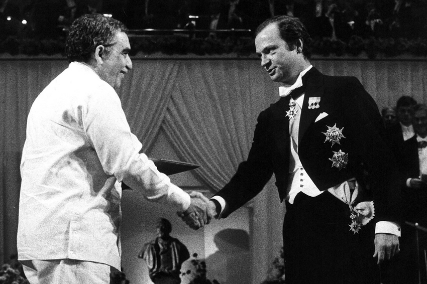 Gabriel Garcia Marquez recibiedo el premio nobel en 1982