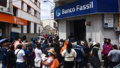 Gente haciendo fila en el Banco Fassil