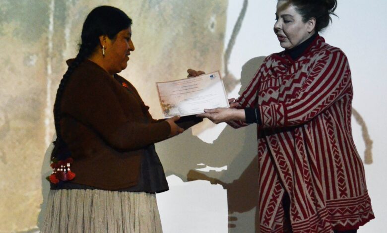 La Oficial de la Unesco entrega la certificación a la directora de Musef. Foto Freddy Barragán