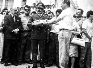 El Ing. Dante Pavisich (de civil) entrega la primera loseta al presidente René Barrientos. Fue un hecho histórico para Santa Cruz y el inicio de la pavimentación.