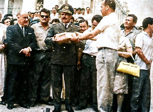 Ing. Dante Pavisich con la primera loseta de Santa Cruz en sus manos. Coloreado por IA en Palette FM.