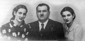 Maximiliano Cuéllar Roca con sus hijas Beatriz y Yolanda.