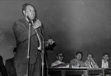 Adalberto Terceros Banzer en la década de 1960 hablando al micrófono.