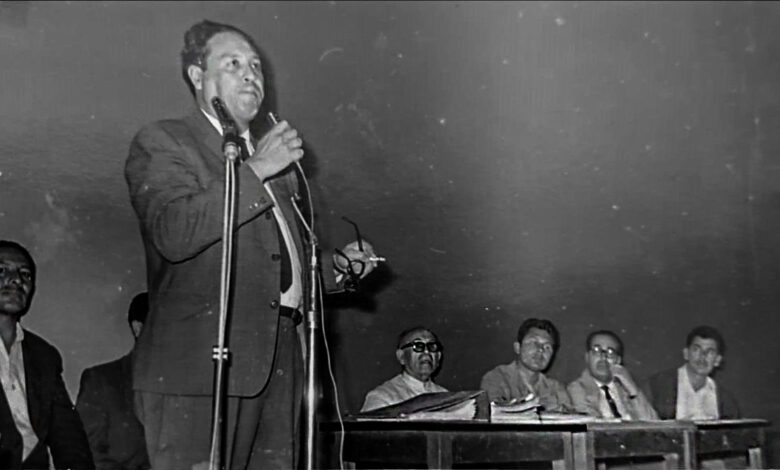 Adalberto Terceros Banzer en la década de 1960 hablando al micrófono.