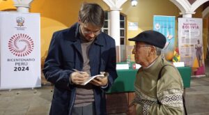 Rafael Aita brinda su autógrafo a un aficionado. Foto: Ivani López, Revista Actívate.