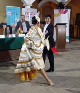 Danza tradicional folclórica como bienvenida para Capitán Perú en Cochabamba. Foto: Ivani López, Revista Actívate.