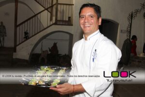 Un talentoso cocinero muestra bocaditos peruanos en el evento que recibió a Capitán Perú en Cochabamba. Foto: Héctor Erick Sandoval Viscarra, Revista Look.