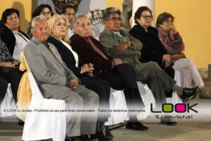 La gente escucha atenta en el evento que recibió a Capitán Perú en Cochabamba. Foto. Héctor Erick Sandoval Viscarra, Revista Look.