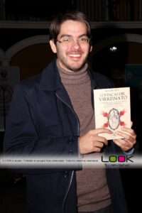 Rafael Aita (Capitán Perú) posa con su libro 'Los incas del virreinato' en Cochabamba. Foto. Héctor Erick Sandoval Viscarra, Revista Look.