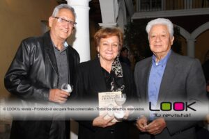 Aficionados posan con el libro 'Los incas del virreinato' escrito por Rafael Aita (Capitán Perú) en Cochabamba. Foto. Héctor Erick Sandoval Viscarra, Revista Look.