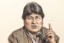 Esta ilustración representa a Evo Morales, expresidente de Bolivia, con un micrófono y su dedo índice levantado, simbolizando su voz en el debate político. (Imagen Ilustrativa Infobae)