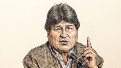 Esta ilustración representa a Evo Morales, expresidente de Bolivia, con un micrófono y su dedo índice levantado, simbolizando su voz en el debate político. (Imagen Ilustrativa Infobae)